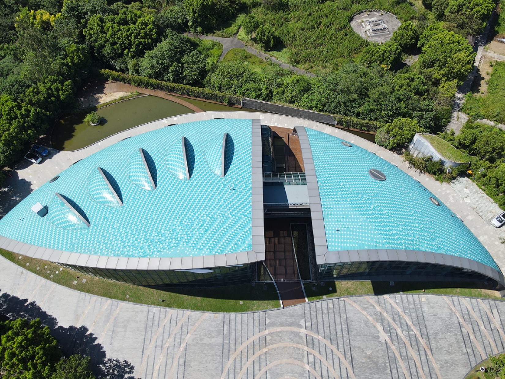  A Fish Leaping Through the Tai Chi — Donghong Metal Fish-Scale Tiles Bring a Curved Science Museum Roof to Life